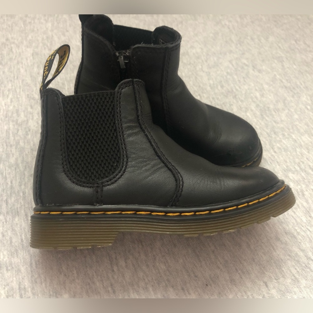 Dr. Martens Kids 2976T Chelsea Softy T Leather Boots Size: US 9 EUR 26